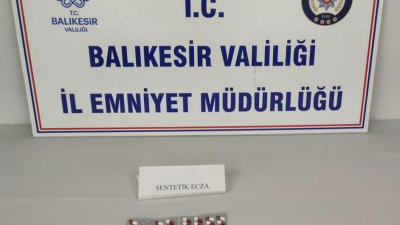 Sındırgı’da polis ekipleri, şüpheli gördükleri 3 kişiyi araçlarına binip uzaklaşırken