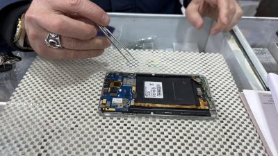 Eskişehir’de cep telefonu tamirciliği yapan Ali Osman Özkan, banyoda telefonla