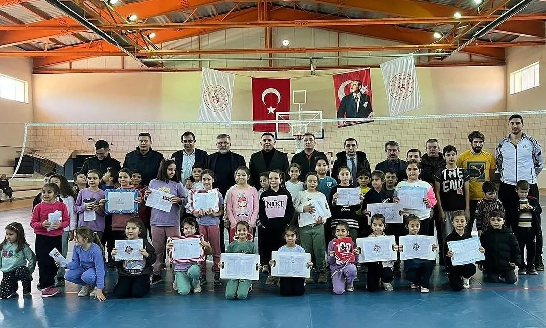 Başkan Cankul’dan minik sporculara hediye Kepsut Belediye Başkanı İsmail Cankul, minik sporcular ile bir araya