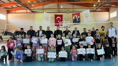 Kepsut Belediye Başkanı İsmail Cankul, minik sporcular ile bir araya