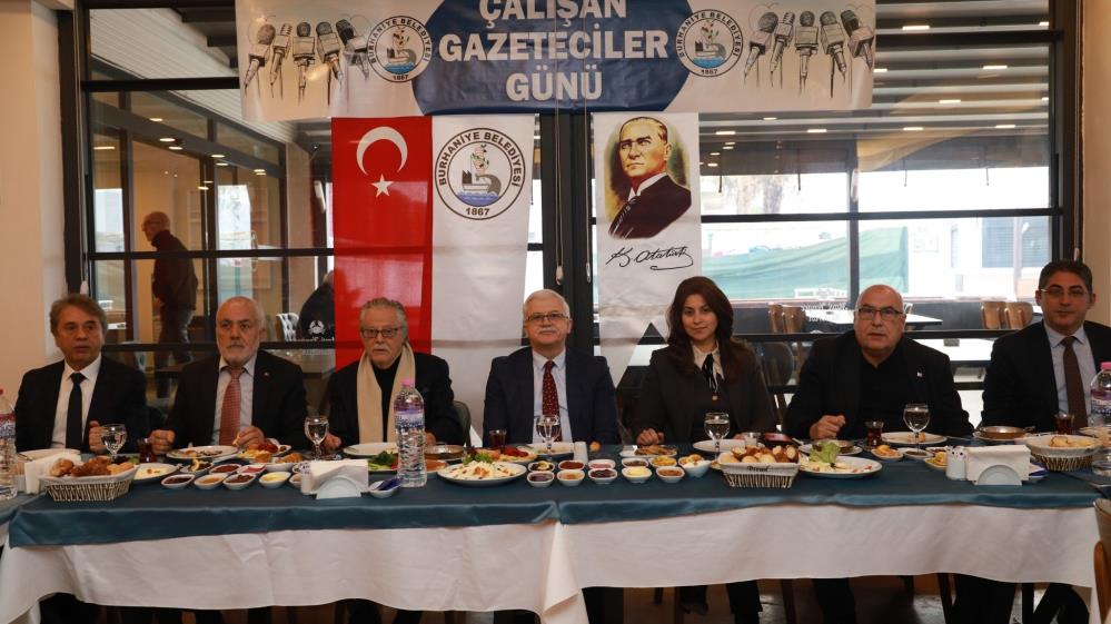 Başkan Deveciler gazeteciler ile 10 Ocak’ı kutladı Burhaniye Belediye Başkanı Ali Kemal Deveciler’in ev sahipliğinde, il genelinden