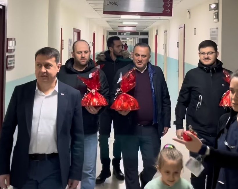 Başkan Doğan, yılbaşında nöbet tutan görevlileri aileleriyle buluşturdu AK Parti Bandırma İlçe Başkanı Mehmet Doğan, yeni yıla girmeden