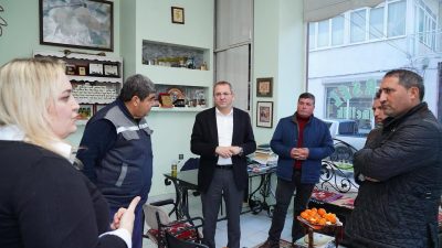 Altınova’da sahaya inen Ayvalık Belediye Başkanı, vatandaşlarla bir araya gelerek