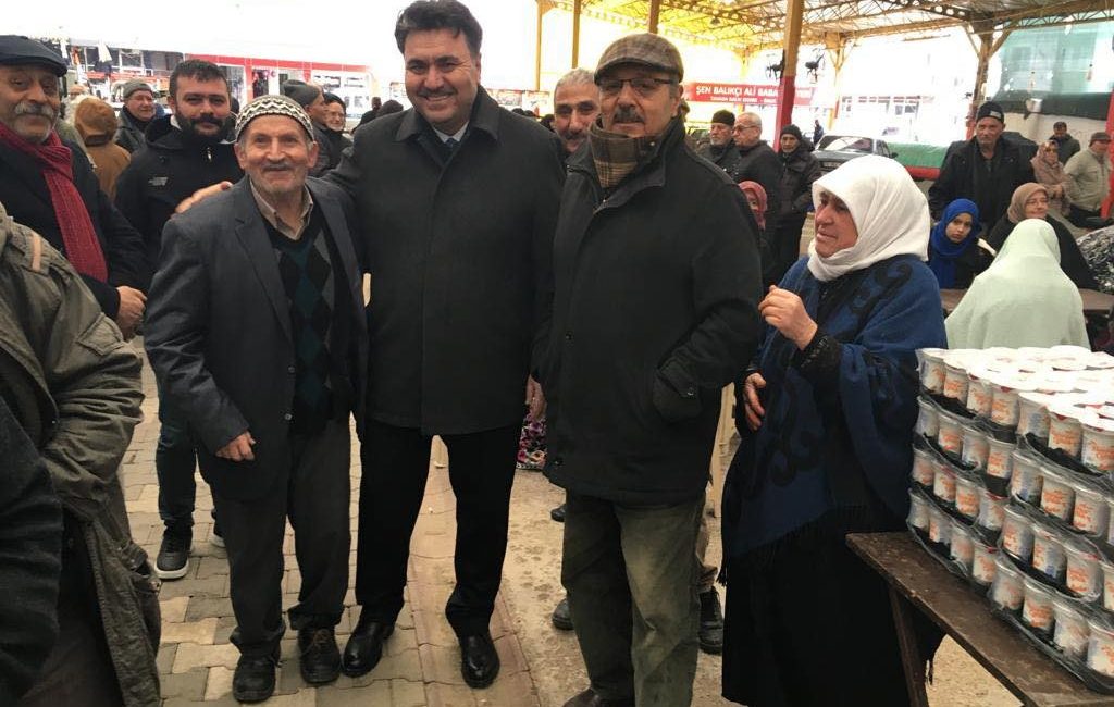 Başkan Ersoy, Umre yolcularını yalnız bırakmadı Havran Belediye Başkanı Emin Ersoy, Umre’ye gidecek vatandaşların düzenlediği hayra