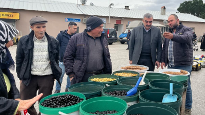 Balya Belediye Başkanı Orhan Gaga, Kayalar Mahallesi Pazarı’nı ziyaret ederek