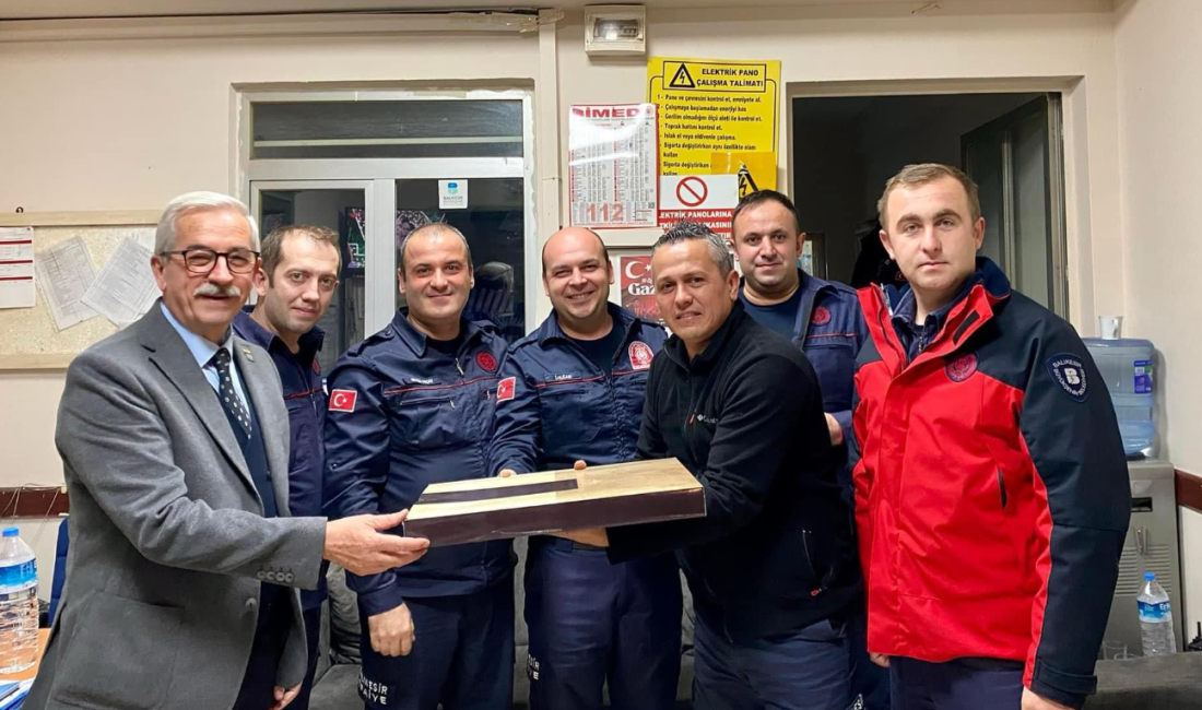 Başkan Karışık yeni yılda personelleri unutmadı Erdek Belediye Başkanı, 2024 yılına çeşitli ziyaretler gerçekleştirerek girdi. Erdek