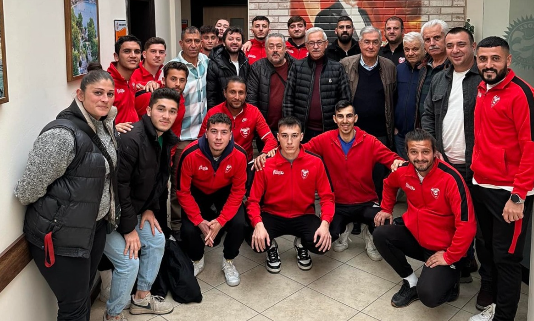 Başkan Karışık: “Erdekspor’umuzun her daim yanındayız” Erdekspor Kulübü futbol takımı, Erdek Belediyesi’ni ziyaret ederek Erdek Belediye