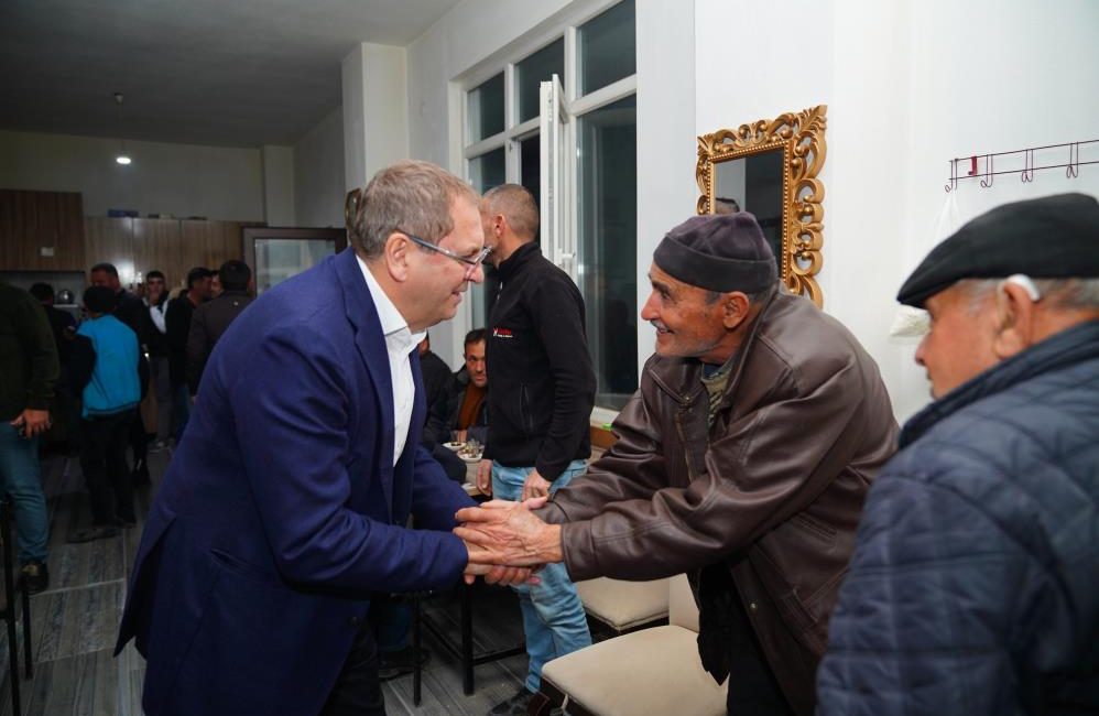 Başkan Mesut Ergin Kırsal Mahallelerde Ayvalık Belediye Başkanı Mesut Ergin, kent tarımın merkezi kırsal mahalle