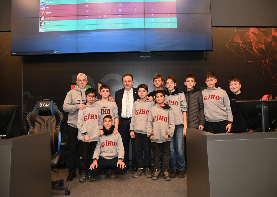 Başkan Orkan, e-sporcu gençler ile oyun oynadı Karesi Belediye Başkanı Dinçer Orkan, Balıkesir Dijital Gençlik Merkezi’nde (DGM)