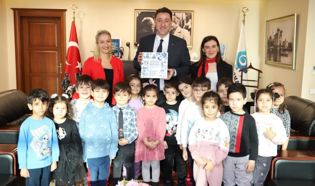 Başkan Tosun, Rengarenk çocuklarla bir arada Rengarenk Anaokulu öğrencileri, Bandırma Belediye Başkanı’nı ziyaret ederek yaptıkları hediyeyi