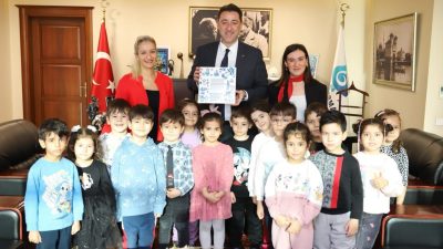 Rengarenk Anaokulu öğrencileri, Bandırma Belediye Başkanı’nı ziyaret ederek yaptıkları hediyeyi