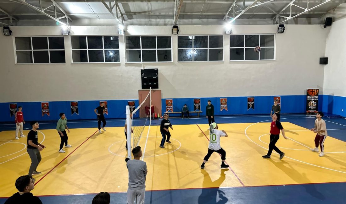 Başkan Yavaş, gençlerle voleybol oynadı Sındırgı Belediye Başkanı Ekrem Yavaş, liseli gençleri kırmadı ve birlikte
