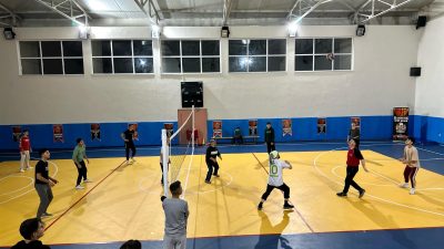 Sındırgı Belediye Başkanı Ekrem Yavaş, liseli gençleri kırmadı ve birlikte