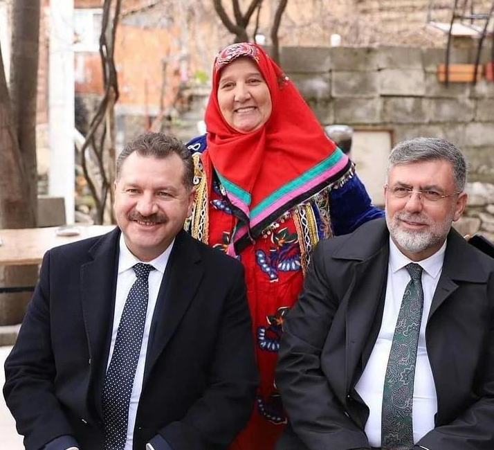 Büyükşehir Belediye Başkanı Kepsut’a gerçekleştirdiği ziyarette halkla bir araya gelerek