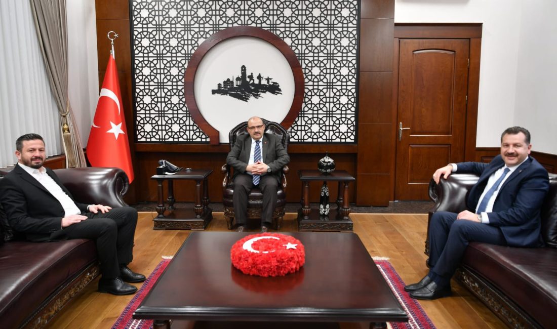 Başkan Yılmaz, Vali Ustaoğlu’nu ziyaret etti Balıkesir Büyükşehir Belediye Başkanı Yücel Yılmaz, Balıkesir Valisi İsmail Ustaoğlu’nu