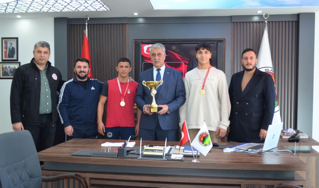 Başkandan Türkiye Şampiyonlarına altın hediyesi Savaştepe Belediye Güreş Takımı sporcuları Türkiye Şampiyonu oldu. Savaştepe Belediye