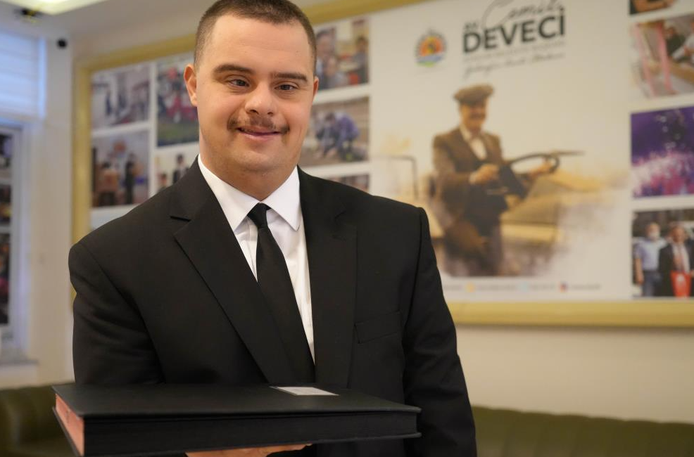 Samsun’un Atakum Belediyesi’nde özel kalemde çalışan down sendromlu Baran Usluer,