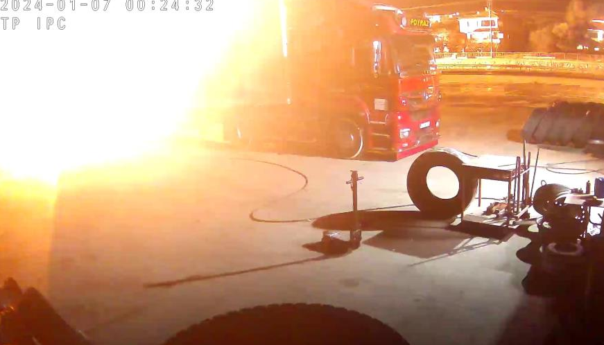 Sakarya’nın Pamukova ilçesinde akaryakıt istasyonunda bulunan trafo bomba gibi patladı.