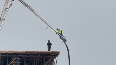 Afyonkarahisar’da beton pompasının üstüne çıkan bir şahıs akıllara zarar bir