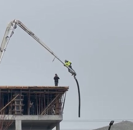 Afyonkarahisar’da beton pompasının üstüne çıkan bir şahıs akıllara zarar bir