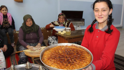 Amasya’nın Aydınca köyünde el emeğiyle hazırlanan tatlı türü baklavanın yapımında