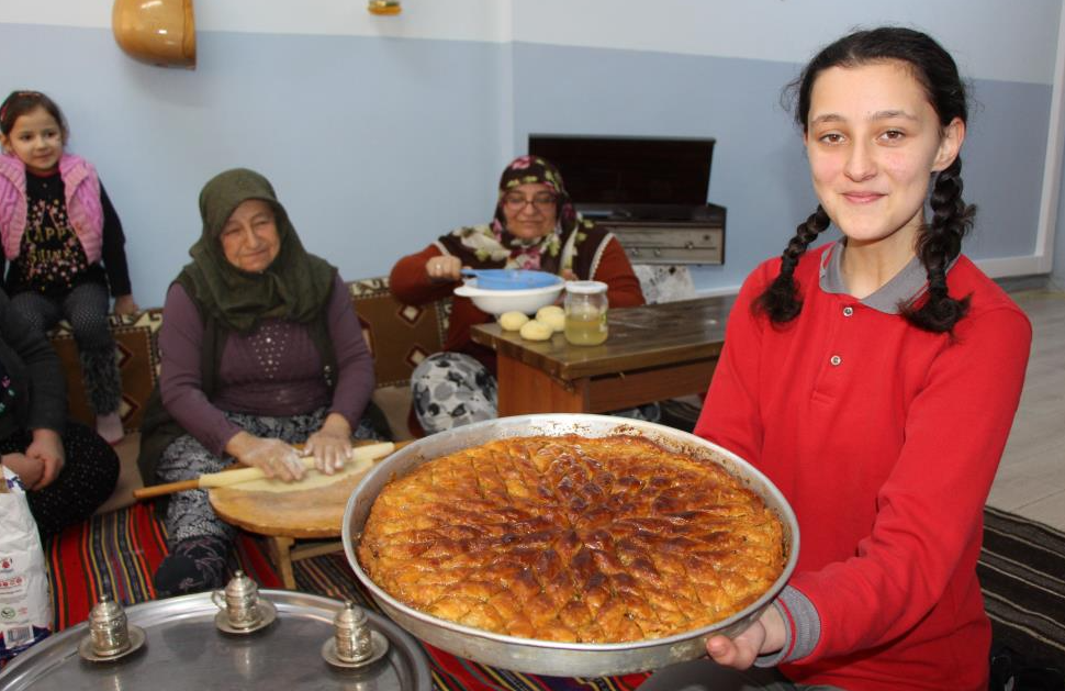 Amasya’nın Aydınca köyünde el emeğiyle hazırlanan tatlı türü baklavanın yapımında