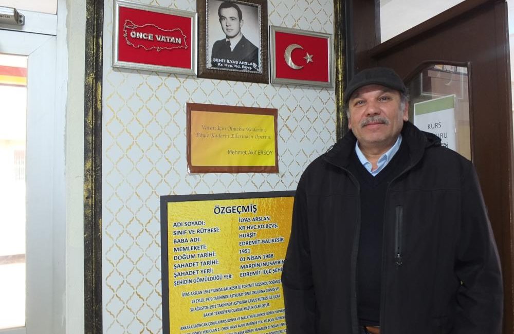 Burhaniye’de şehide vefa Burhaniye’de, şehit İlyas Arslan’ın adı Halk Eğitim Merkezinde yaşatılıyor. Şehit