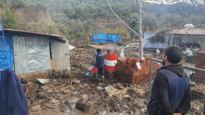 Burhaniye’de önceki gece etkili olan sağanak dereleri taşırırken, oluşan selin