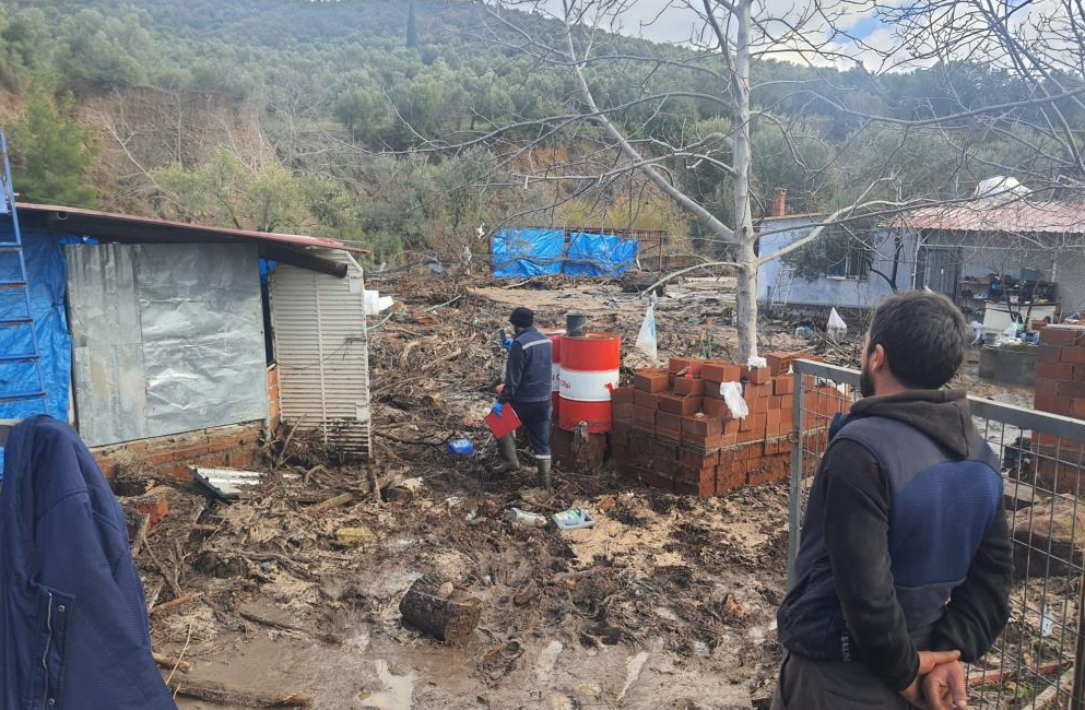 Burhaniye’de önceki gece etkili olan sağanak dereleri taşırırken, oluşan selin