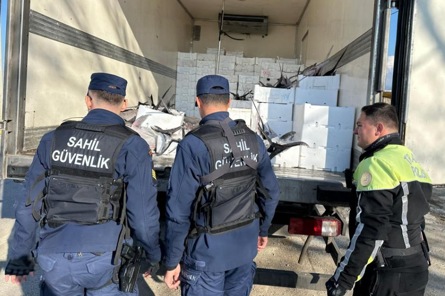 Burhaniye’de su ürünleri operasyonu Burhaniye’de bir araca yapılan operasyon sonucunda nakli yapılması yasak olan