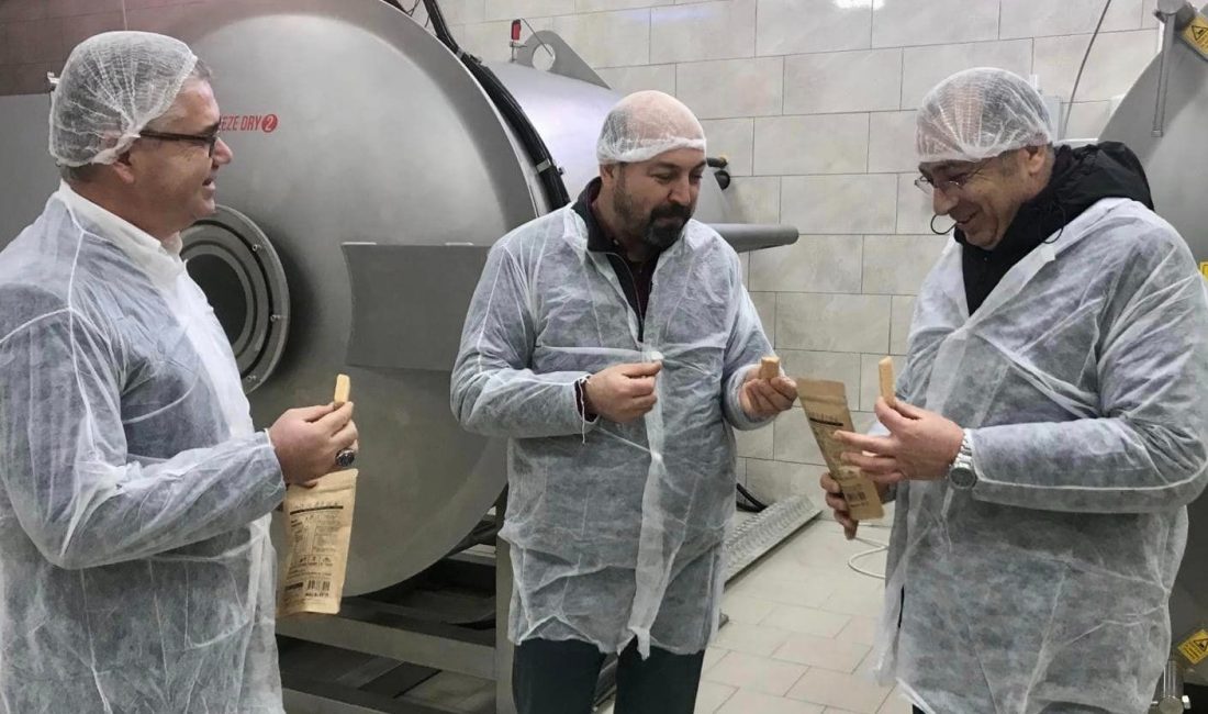 Balıkesir İl Tarım ve Orman Müdürü Erkan Alkan Burhaniye’de dondurarak
