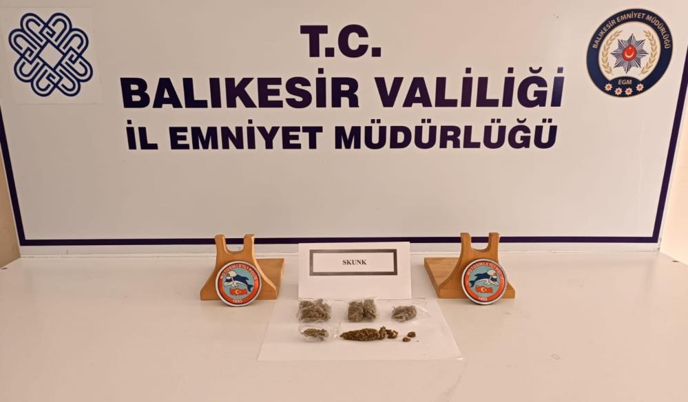 Burhaniye’de uyuşturucuya geçit yok Burhaniye’de Emniyet Müdürlüğü ekipleri skunk adlı uyuşturucu ele geçirdi. Şüpheli