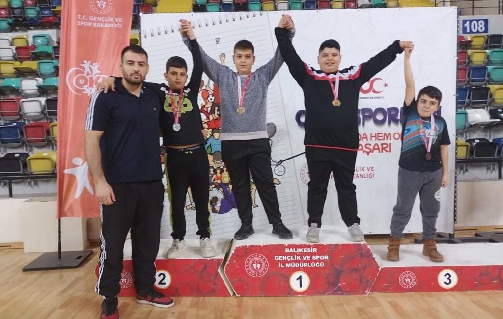 Burhaniyeli güreşçiler, turnuvadan madalyalarla döndü Burhaniye Gençlik ve Spor İlçe Müdürlüğü’nde bir süredir Milli Sporcu