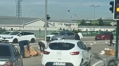 Bursa’da kamyonetin kasasından yere dökülen peçeteler için sürücüler seferber olurken,