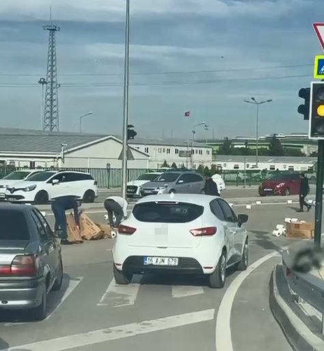 Bursa’da kamyonetin kasasından yere dökülen peçeteler için sürücüler seferber olurken,