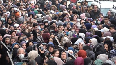 Bursa’da bir zücaciye mağazasının açılışında izdiham yaşandı. Yoğunluk nedeniyle bir