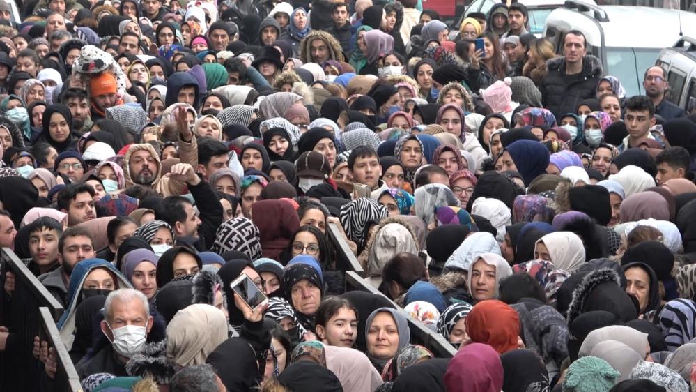 Bursa’da ucuz tencere, tabak çılgınlığı… Bursa’da bir zücaciye mağazasının açılışında izdiham yaşandı. Yoğunluk nedeniyle bir