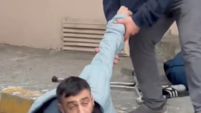 Beyoğlu’nda bir şahıs, büyü yapıldığını iddia ederek kendini yerden yere