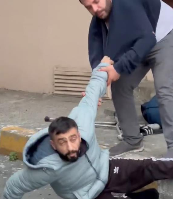 Beyoğlu’nda bir şahıs, büyü yapıldığını iddia ederek kendini yerden yere