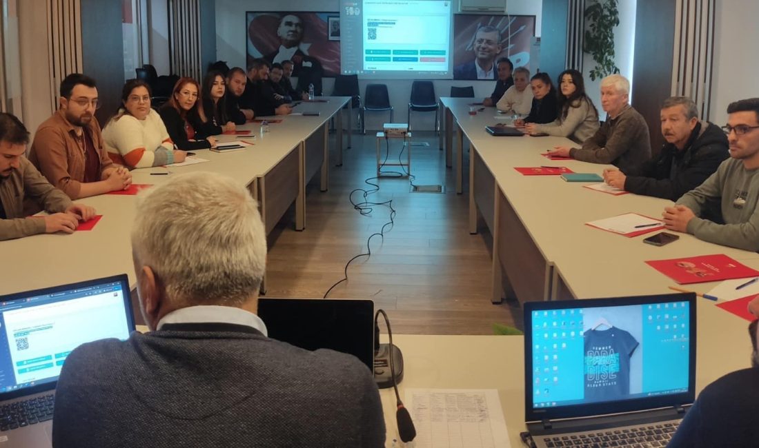 CHP Balıkesir’de seçim hazırlıklarını sürdürüyor İlçe Bilişim Sorumluları, Cumhuriyet Halk Partisi Balıkesir İl Başkanlığı’nda bir