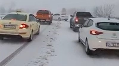 Çanakkale’de etkisini sürdüren kar yağışı nedeniyle Çanakkale-Biga karayolu ulaşıma kapandı.Meteorolojinin