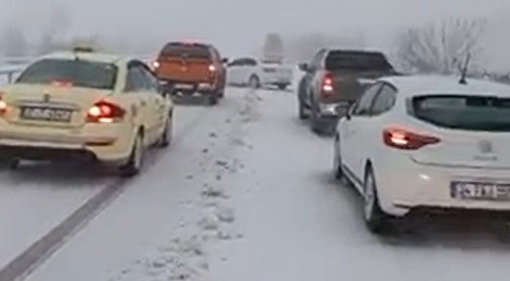 Çanakkale’de etkisini sürdüren kar yağışı nedeniyle Çanakkale-Biga karayolu ulaşıma kapandı.Meteorolojinin
