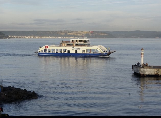 Çanakkale-Eceabat hattında bazı feribot seferleri iptal edildi Çanakkale’de etkili olan fırtına nedeniyle boğaz hattında Çanakkale-Eceabat hattındaki bazı