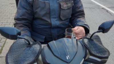 Ordu’da polis ekipleri tarafından yapılan denetimde elinde çay dolu bardak