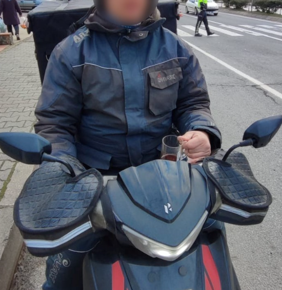 Ordu’da polis ekipleri tarafından yapılan denetimde elinde çay dolu bardak