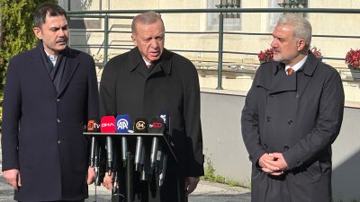 Cumhurbaşkanı Recep Tayyip Erdoğan, Üsküdar’da cuma namazı sonrası basın mensuplarının