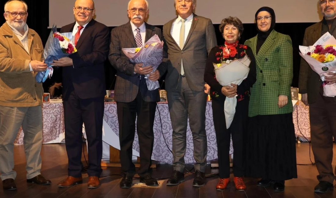 Cumhuriyet’in 100’üncü yılında 1923 çeşit kitap öğrencilere dağıtıldı Susurluk’ta Cumhuriyet’in 100. Yılı dolayısıyla 1923 kitap öğrencilere dağıtılarak, kitaplar