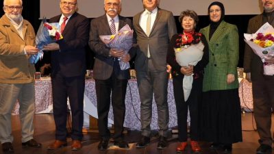 Susurluk’ta Cumhuriyet’in 100. Yılı dolayısıyla 1923 kitap öğrencilere dağıtılarak, kitaplar
