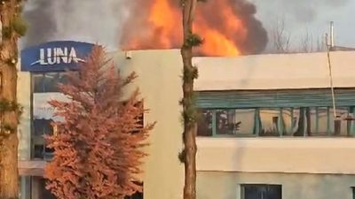 İzmir’in Çiğli ilçesinde bir kozmetik deposunda çıkan yangında 1 işçi