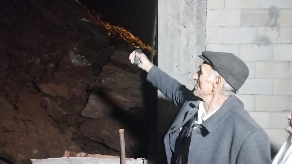 Hakkari’de heyelan meydana geldi. Dağdan kopan kaya parçaları bir evin